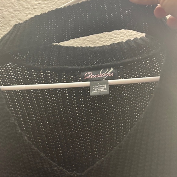 Elegant Black V-Neck Sweater - Picture 2 of 2